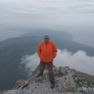 Константин Мышкин на вершине горы Афон (2033). Холодно выше облаков