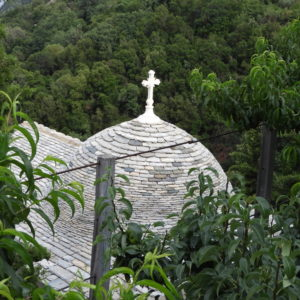 Каменная крыша келейного храма. Афон