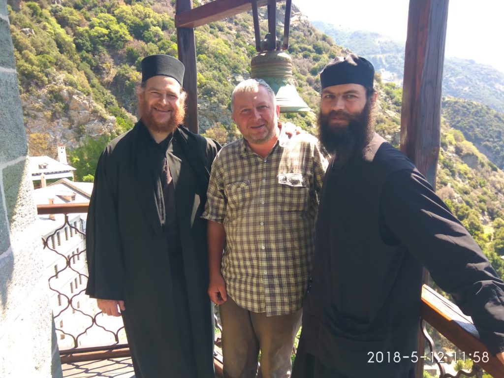 Гид Константин Мышкин с монахами на террасе монастыря Симонопетра. Афон