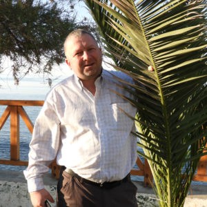 Константин Мышкин рядом с пальмой, на набережной Уранополиса. Афон