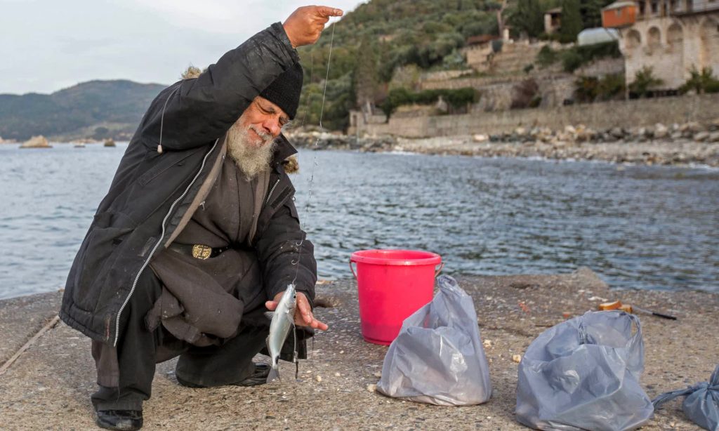 Монахи на Афоне ловят рыбу