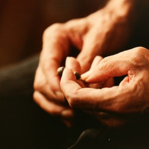 Монах на Афоне творит Иисусову молитву с четками в руках