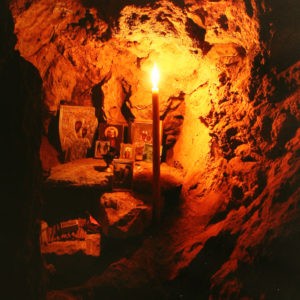 Аскеты и старцы молятся в пещере. Афон