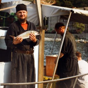 Монахи ловят рыбу. Афон