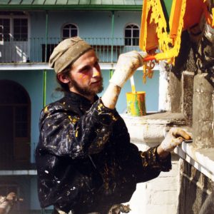 Монах на Афоне красит карниз, делает ремонт