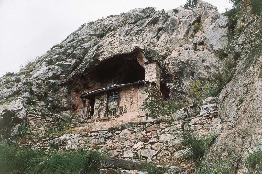 Пещера, где святой Иосиф Исихаст видел трех детей, представляющих Святую Троицу