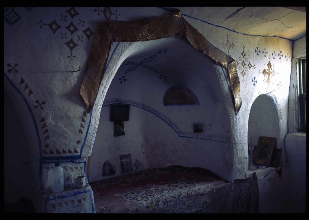 Святой алтарь в часовне в пещерах Святой Анны (малый)
