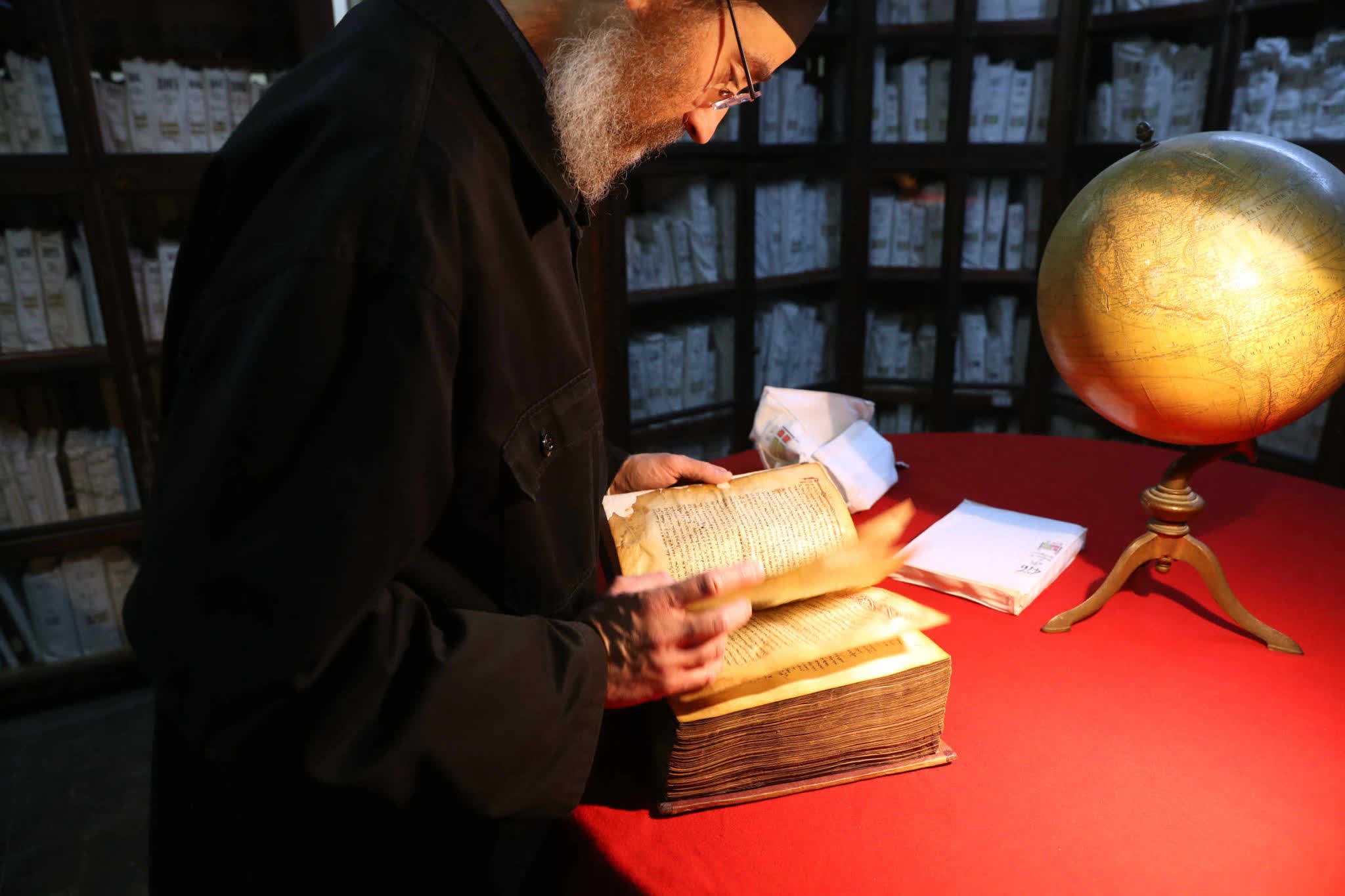 Манускрипты на пергаменте и на бумаге. Ватопед